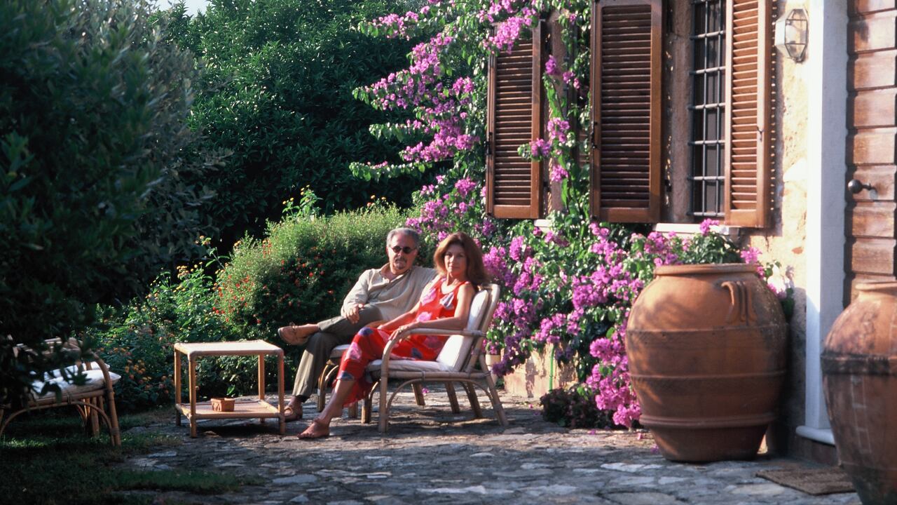 El artista colombiano Fernando Botero y la artista griega Sophia Vari en su casa el 23 de julio de 1995 en Pietra Santa, Toscana, Italia.
