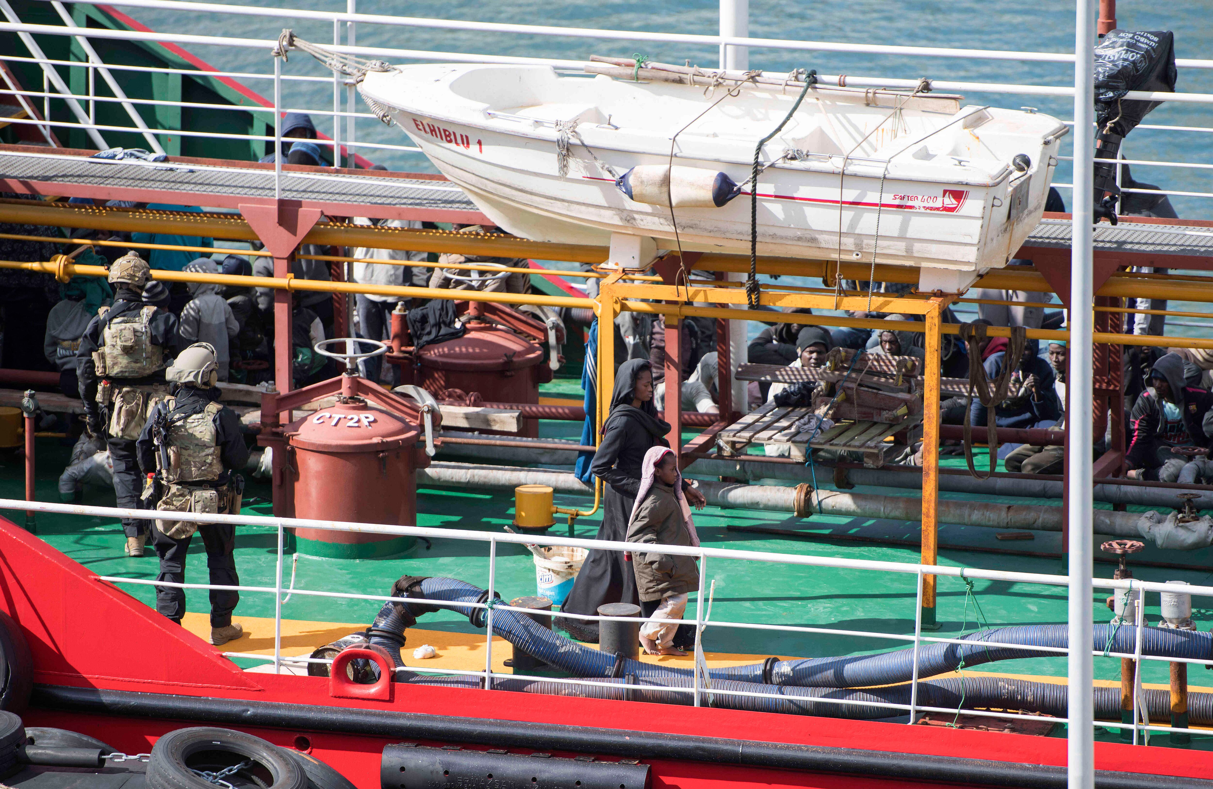 La policías de Malta, junto con fuerzas especiales libias entran al barco para detener a los migrantes que propiciaron el secuetro de la tripulación. Foto: Rene' Rossignaud/AP.