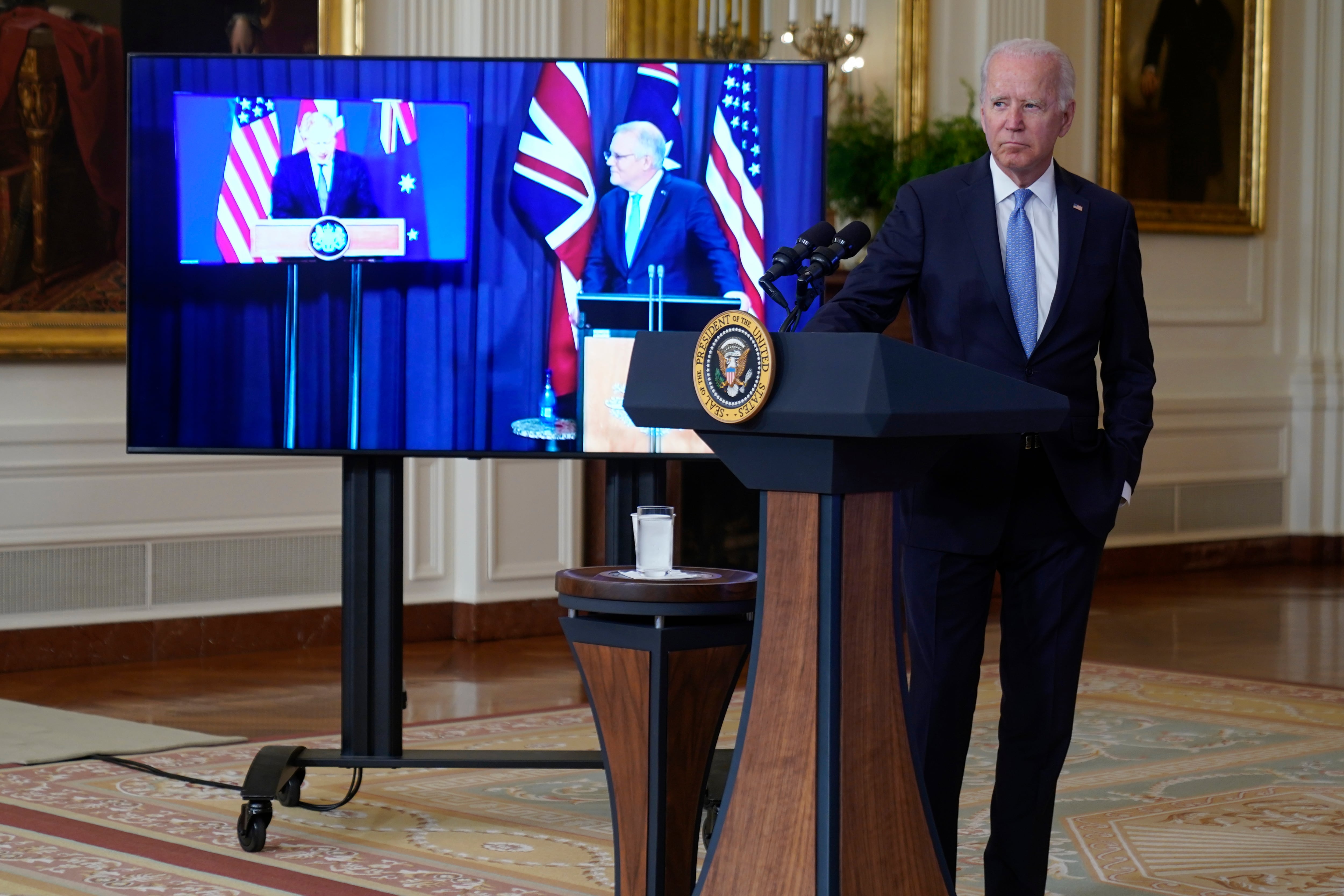 El presidente Joe Biden, acompañado virtualmente por el primer ministro australiano Scott Morrison, directamente en la pantalla, y el primer ministro británico Boris Johnson, habla sobre una iniciativa de seguridad nacional desde el East Room de la Casa Blanca en Washington, el miércoles, sept. 15. (AP Photo/Andrew Harnik)