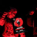 Para Móglaí Bap, el pan y mantequilla de KNEECAP es el concierto en vivo, y Bogotá podrá experimentarlo muy pronto.