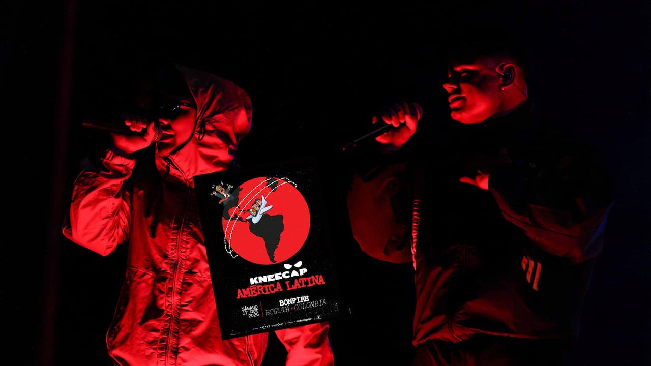 Para Móglaí Bap (der.), el pan y mantequilla de KNEECAP es el concierto en vivo, y Bogotá podrá experimentarlo muy pronto.