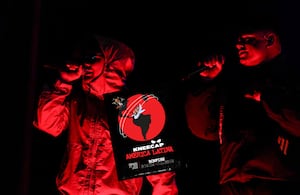 Para Móglaí Bap, el pan y mantequilla de KNEECAP es el concierto en vivo, y Bogotá podrá experimentarlo muy pronto.