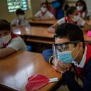 Los estudiantes que usan máscaras como medida de precaución en medio de la propagación del COVID-19 asisten a su primer día de clases después de meses sin clases presenciales en La Habana, Cuba. Foto AP / Ramón Espinosa