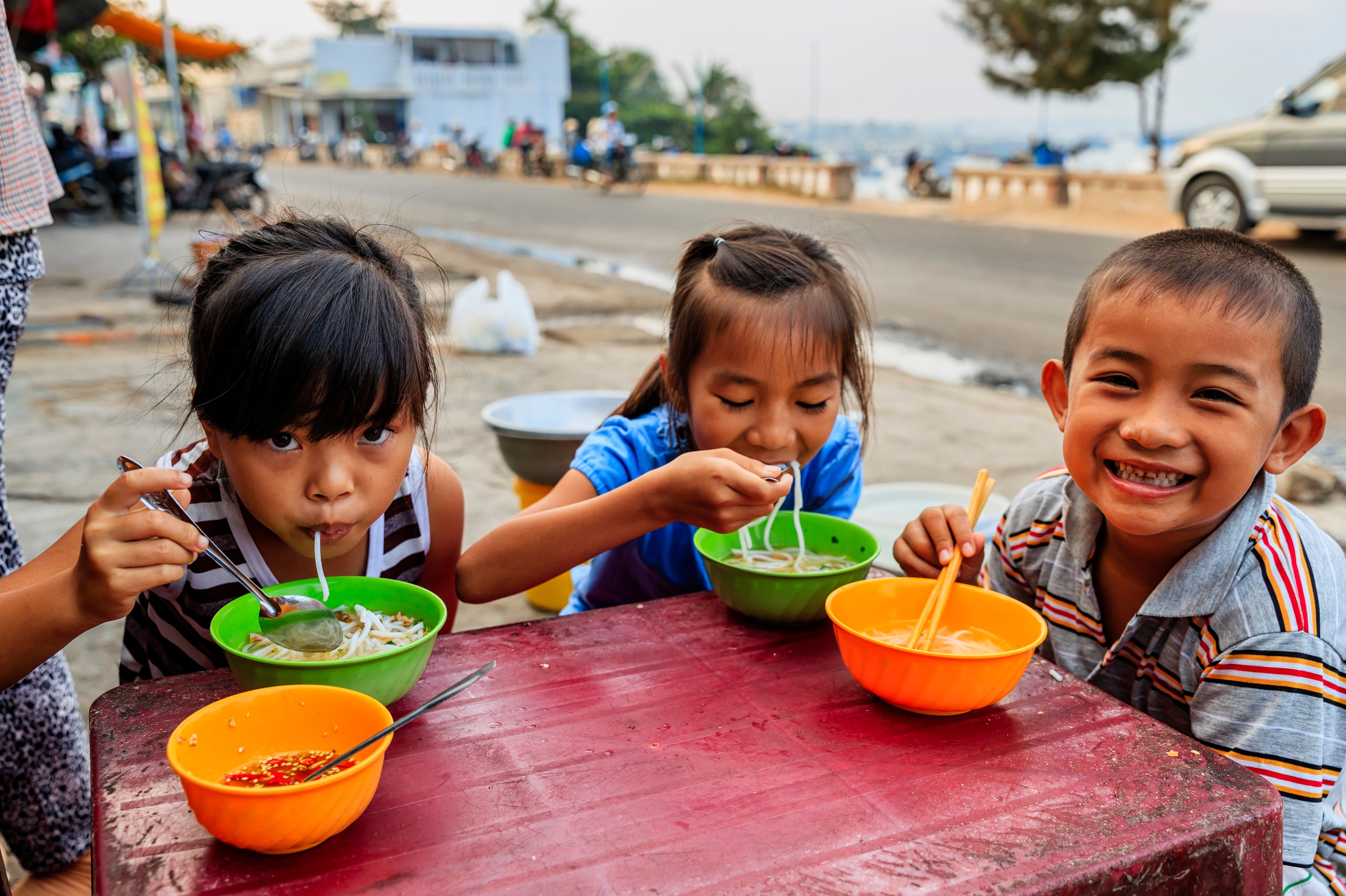 niños pobres comiendo