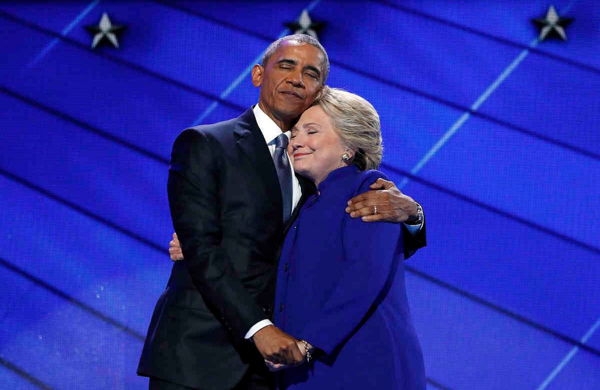 El presidente Barack Obama abraza a la candidata presidencial demócrata Hillary Clinton después de dirigirse a los delegados durante la sesión del tercer día de la Convención Nacional Demócrata en Filadelfia, el 27 de julio de 2016. Foto:  Carolyn Kaster / AP.