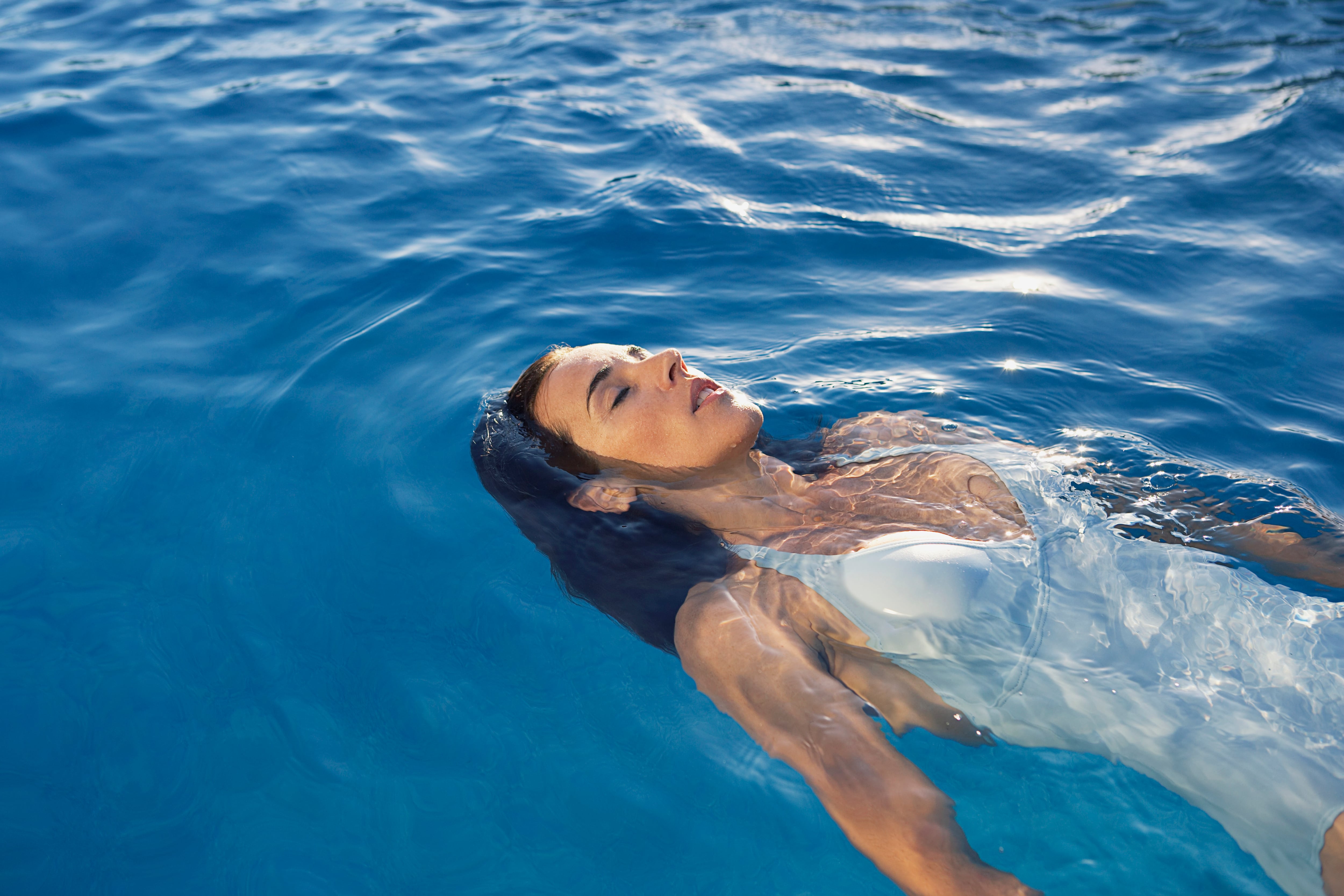 El cloro elimina los aceites naturales del cabello.