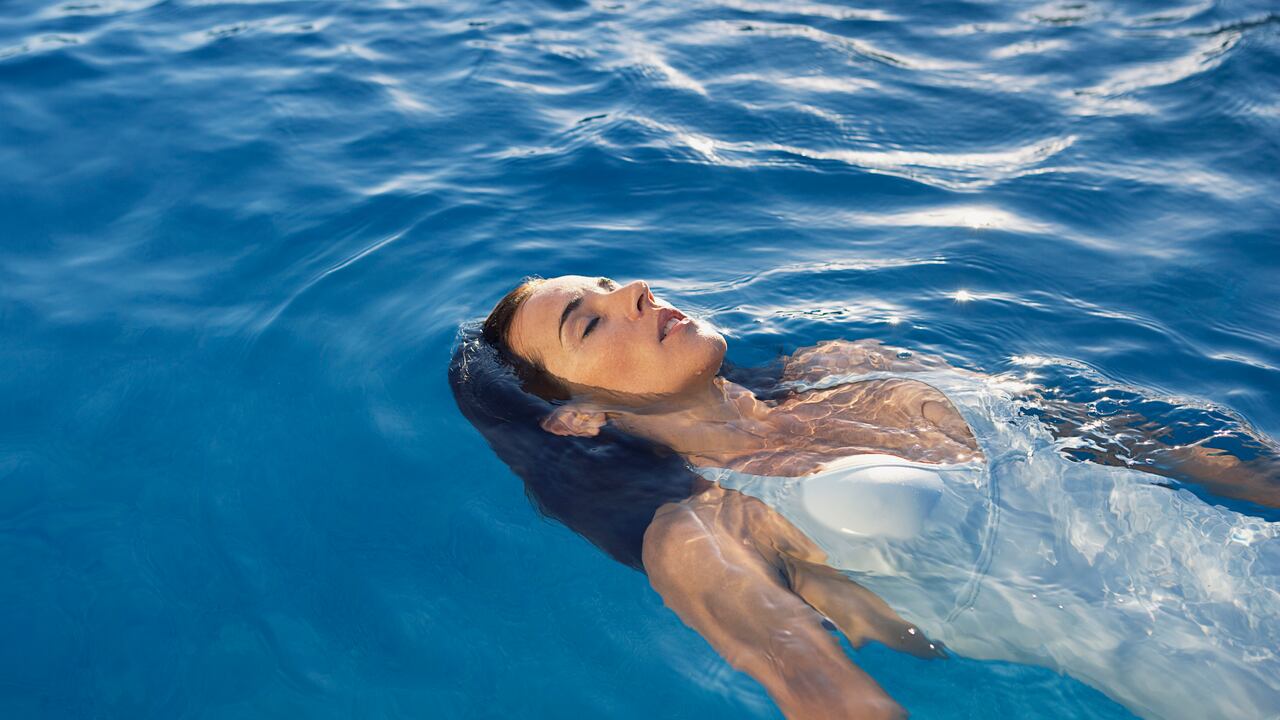 El cloro elimina los aceites naturales del cabello.