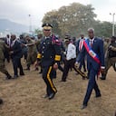En esta foto de archivo del 7 de febrero de 2017, el recién juramentado presidente haitiano Jovenel Moise camina con el jefe de policía Michel-Ange Gedeon junto a la Policía Nacional en el Palacio Nacional después de su ceremonia de investidura en el Parlamento en Puerto Príncipe, Haití. Moïse fue asesinado en un ataque a su residencia privada la madrugada del miércoles 7 de julio de 2021, según un comunicado del primer ministro interino del país. Foto: AP / Dieu Nalio Chery.
