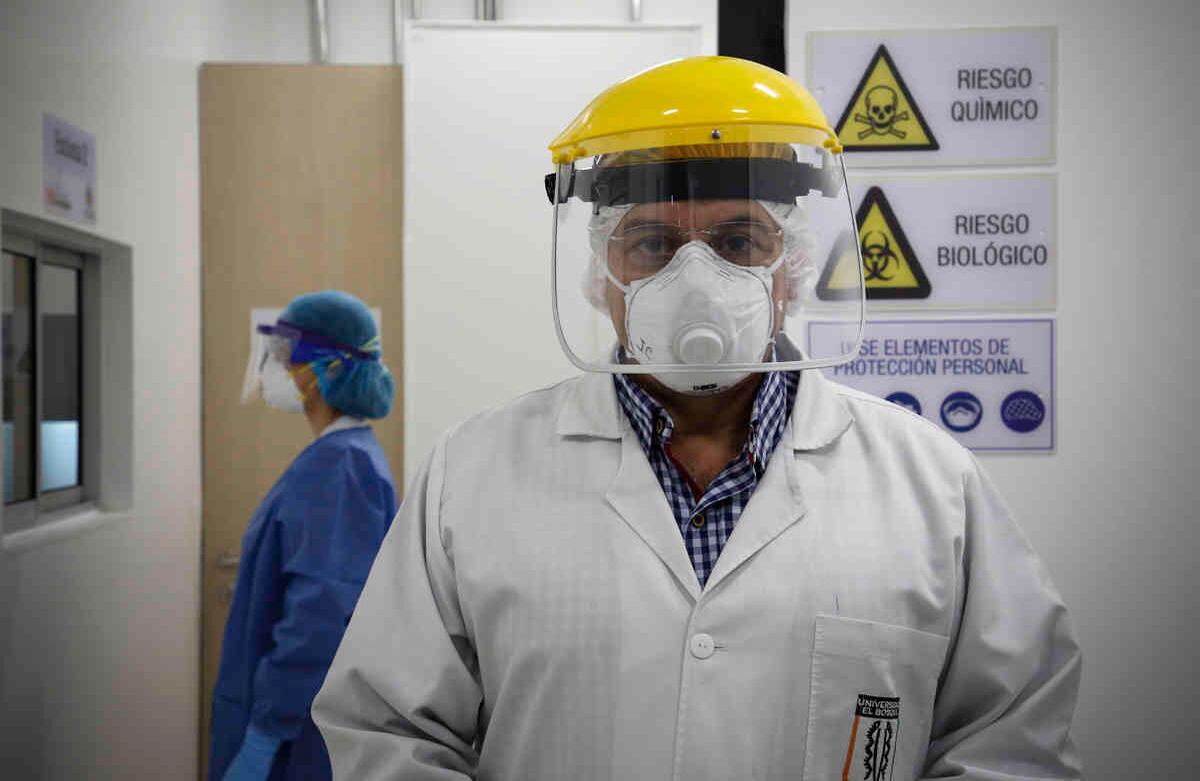 Hasta hoy, el INS ha capacitado a 73 laboratorios para realizar pruebas de los cuales 37 están operando oficialmente. Cortesía Universidad El Bosque Foto: Guillermo Torres.