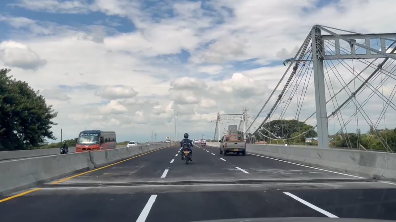 La calzada sur era la que hacía falta para finalizar con la superestructura del puente.