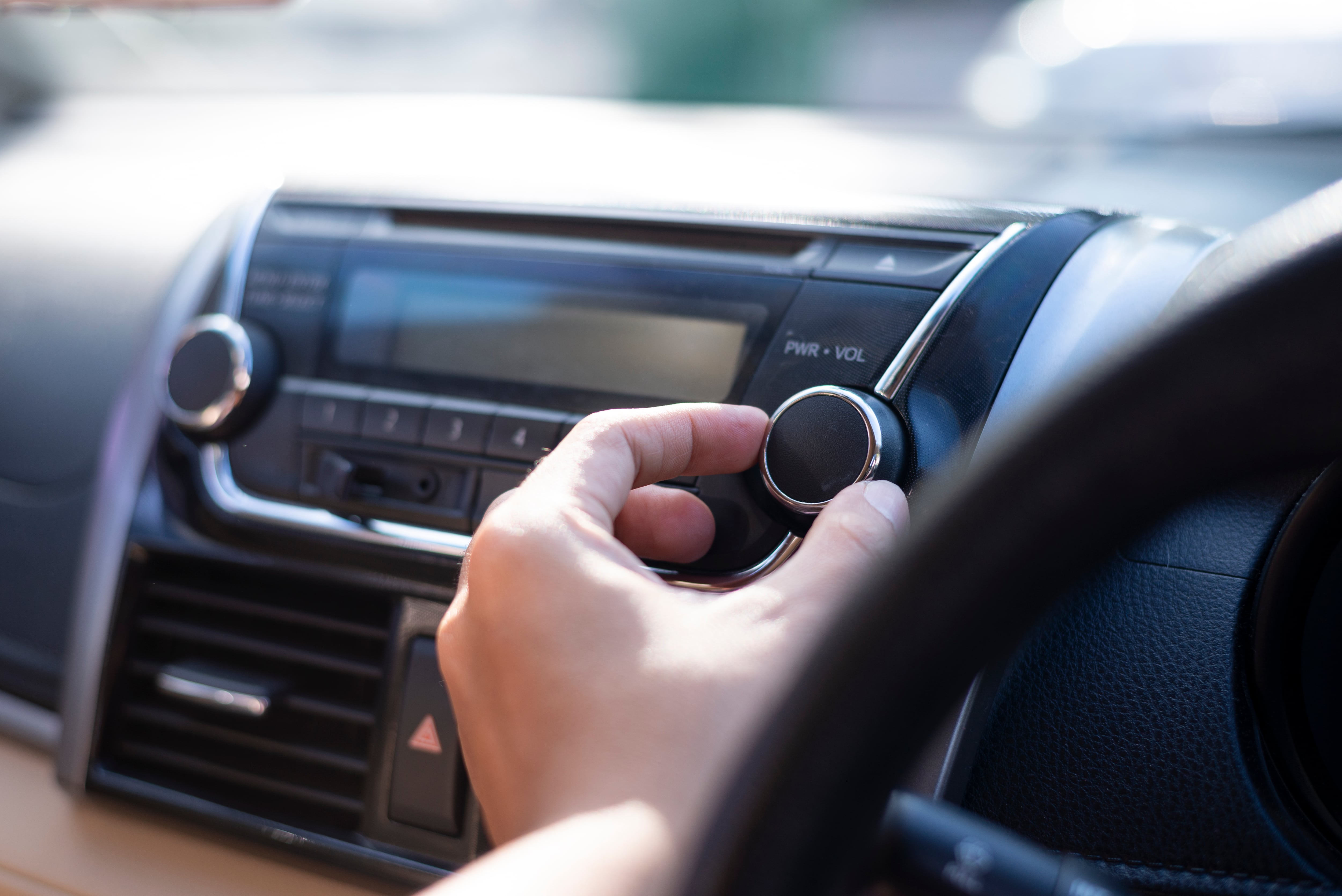 Mientras algunos fabricantes eliminan la radio AM, expertos destacan su valor para informar durante desastres naturales y otras contingencias.