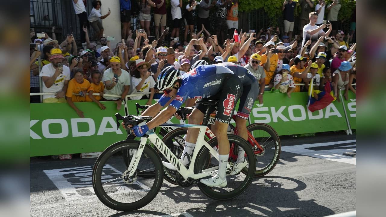 Jasper Philipsen cruzó la meta de la etapa 15 del Tour deFrancia en Carcassone con un tiempo de 4 horas, 27 minutos y 27 segundos. Foto: AP/ Thibault Camus.