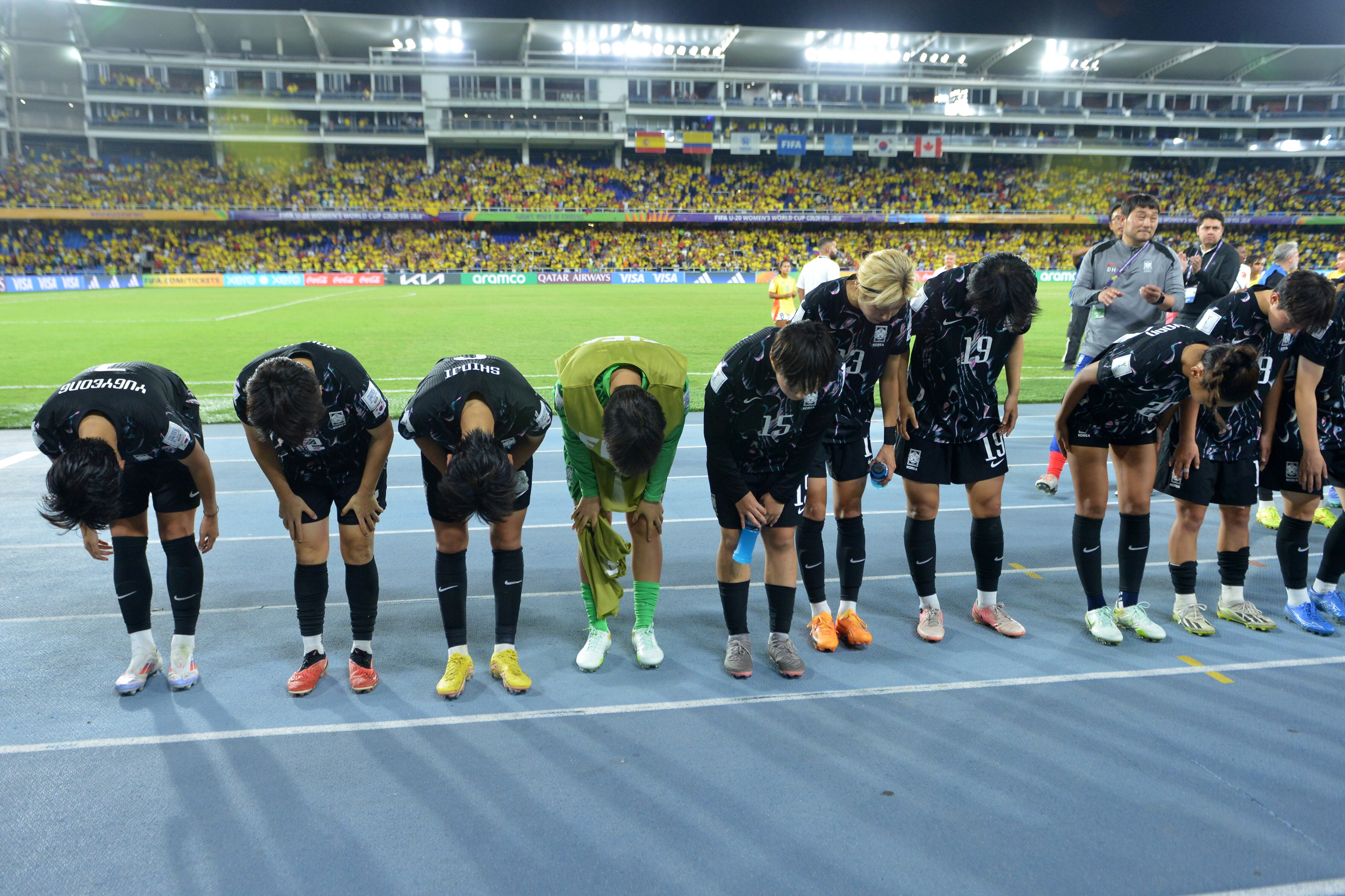 Jugadoras de la República de Corea se inclinan ante los aficionados tras la derrota del equipo en el partido de octavos de final de la Copa Mundial Femenina Sub-20 de la FIFA Colombia 2024 entre Colombia y la República de Corea en el Estadio Pascual Guerrero el 11 de septiembre de 2024 en Cali, Colombia.