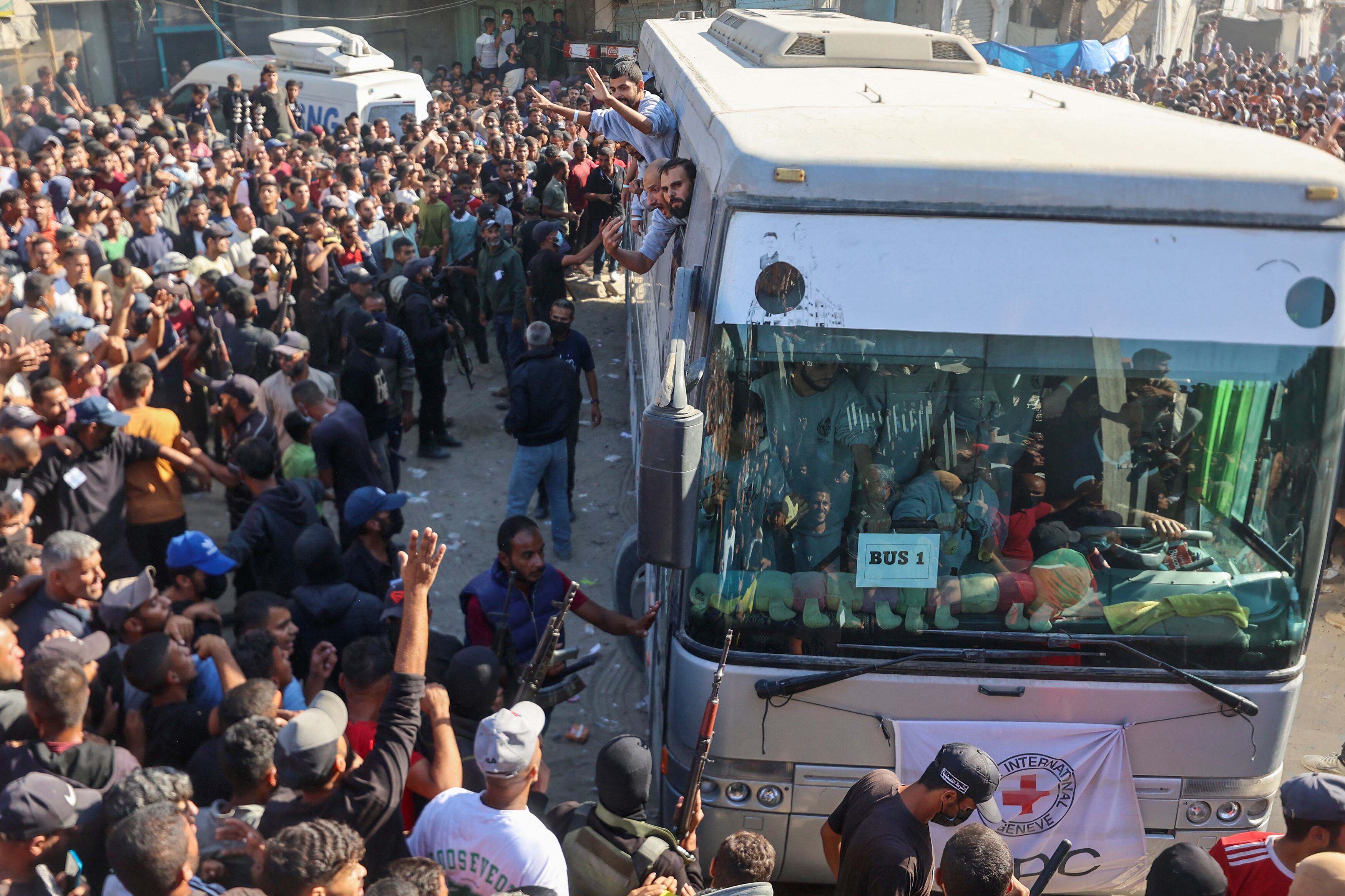 La gente se reúne para dar la bienvenida a los palestinos liberados de las cárceles israelíes.