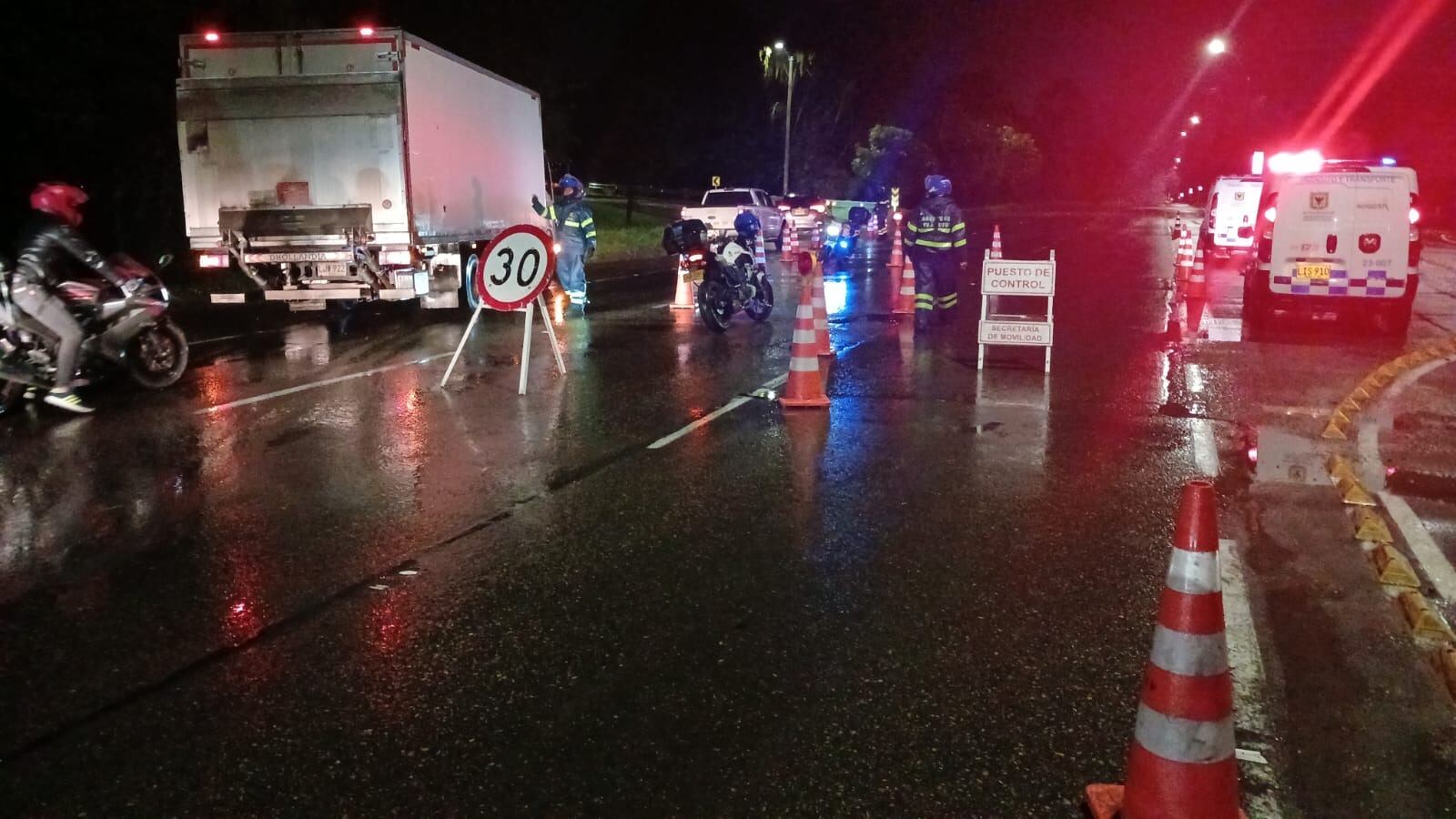 Durante la madrugada, se relizó cierre total de la autopista Norte a la altura de la calle 232, sentido sur-norte.