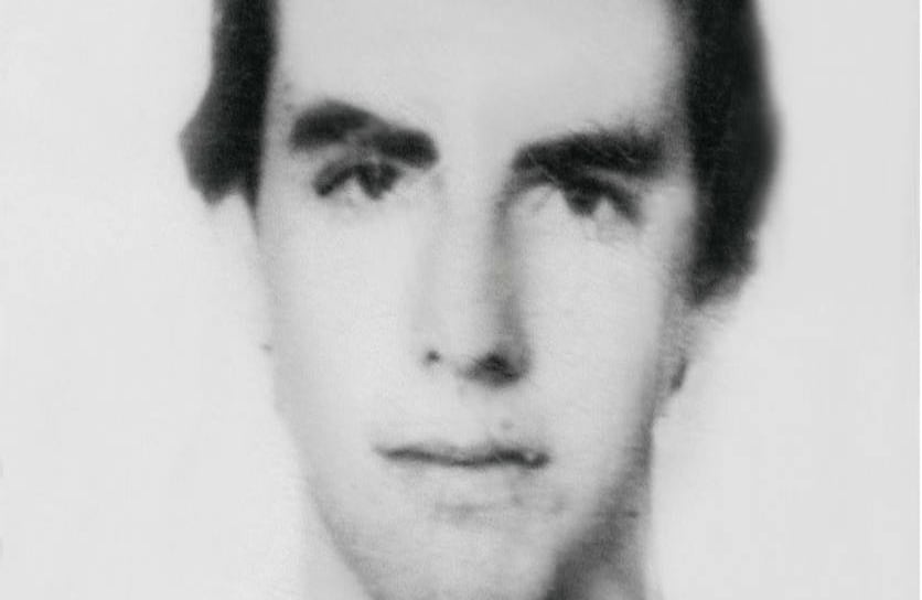 Esta, la foto de la cédula, es una de las pocas imágenes en las que aparece sin el bigote que hoy lo caracteriza.