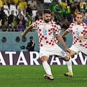 Fútbol Fútbol - Copa Mundial de la FIFA Qatar 2022 - Cuartos de final - Croacia v Brasil - Education City Stadium, Doha, Qatar - 9 de diciembre de 2022 Bruno Petkovic de Croacia anota su primer gol REUTERS/Dylan Martinez