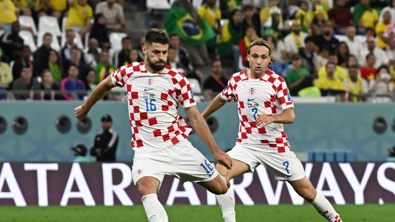 Bruno Petkovic de Croacia anota su primer gol.