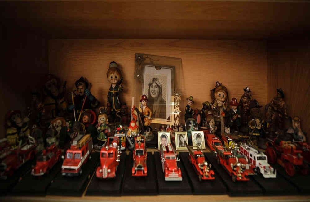 Foto 2. Carros de bomberos de la teniente Myriam Malpica, los empezó a coleccionar desde que inició su profesión, al fondo una fotografía de ella cuando era joven. FOTO: Karen Salamanca.