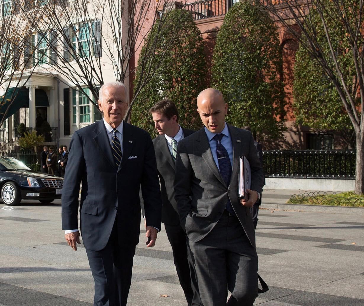 Joe Biden camina junto a Juan González