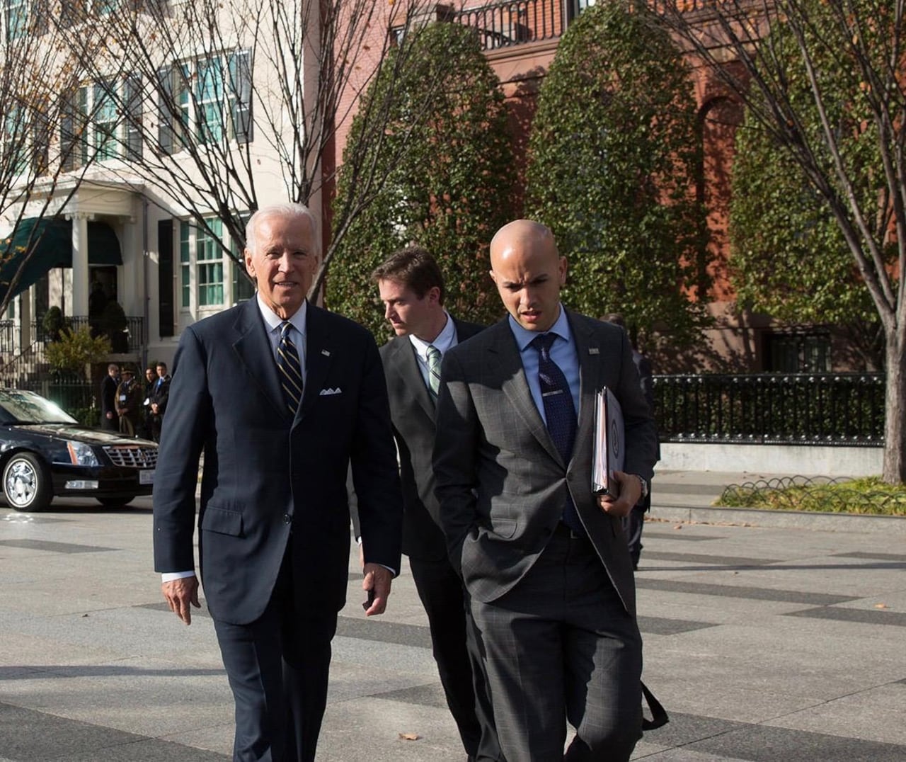 Joe Biden camina junto a Juan González