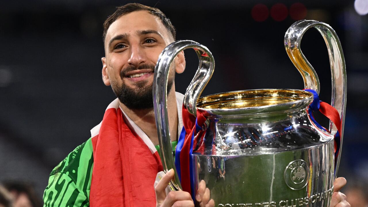 Gianluigi Donnarumma levantando el trofeo de la Champions League