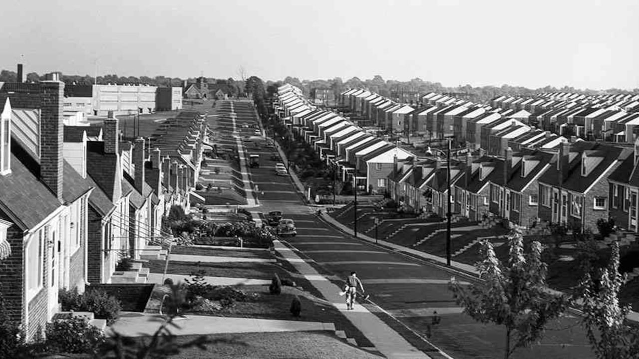 Durante la posguerra en Estados Unidos y en Europa las clases medias y trabajadoras obtuvieron suficientes ingresos como para comprar casas.