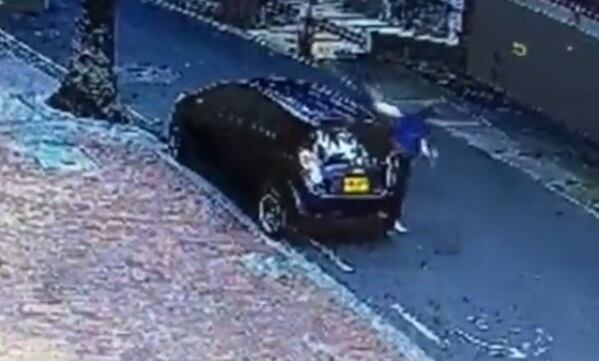 La mujer cae al suelo cuando el ladrón intenta hacerse con su bolso.