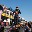 Verstappen cabalgó camino a una nueva victoria, seguido por los dos Mercedes