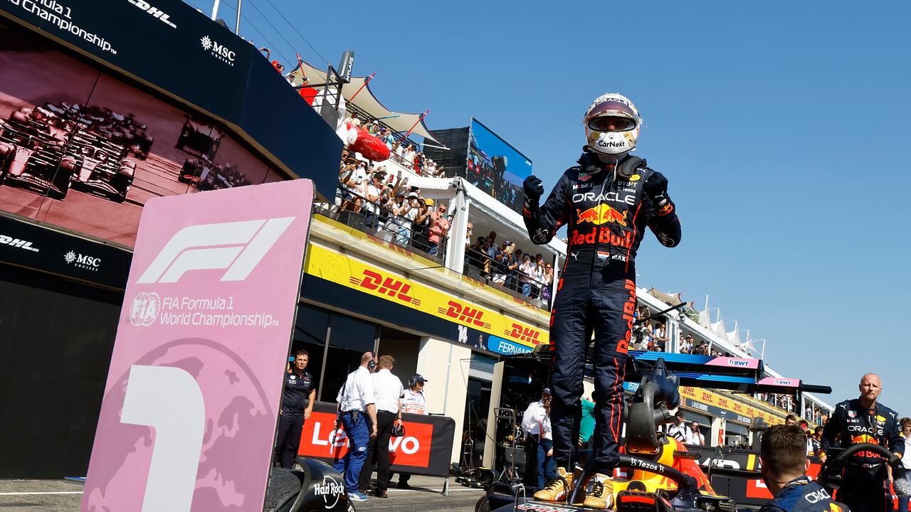 Verstappen cabalgó camino a una nueva victoria, seguido por los dos Mercedes