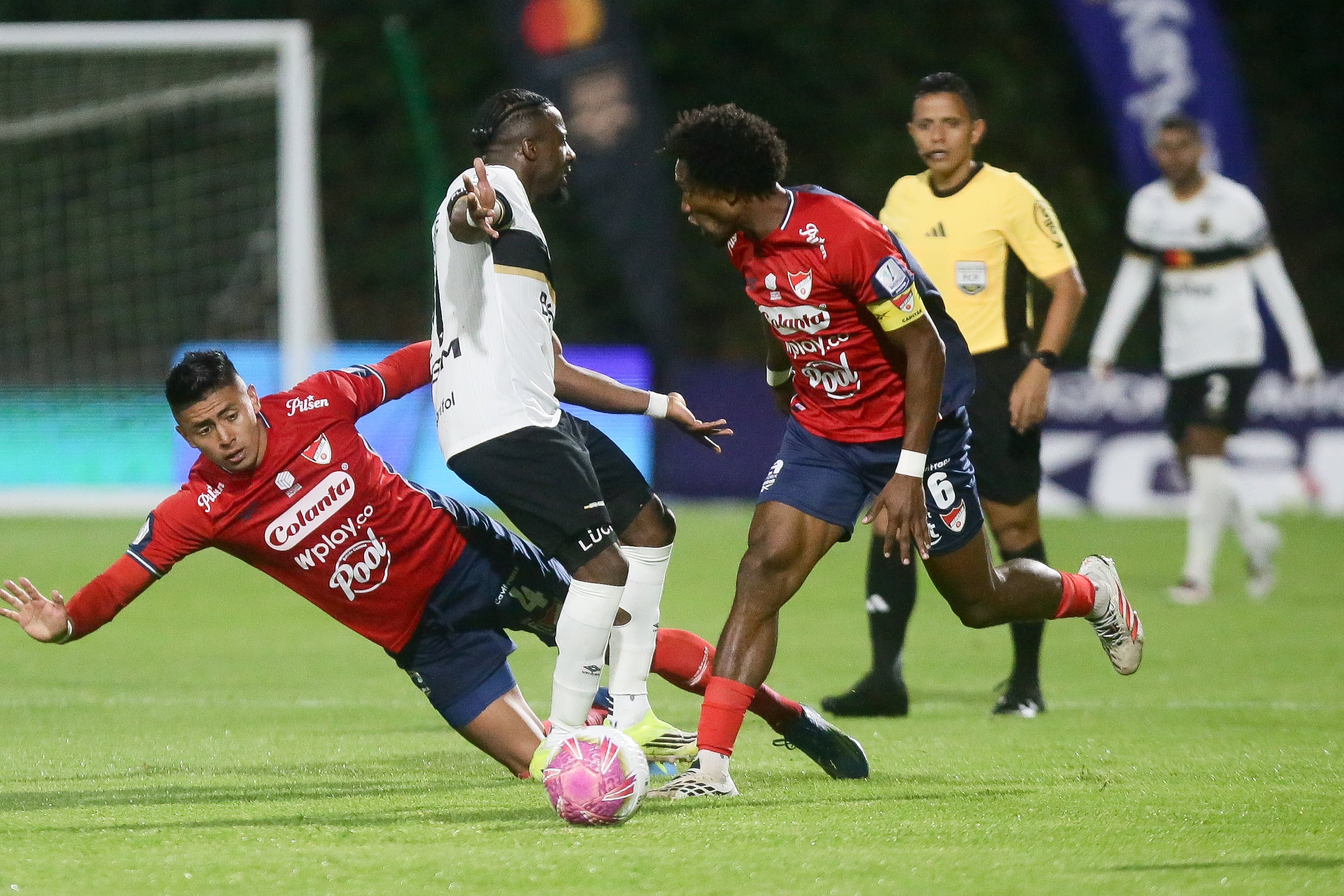 Bogotá. Octubre 28 de 2026. Internacional de Bogotá  enfrenta a Independiente Medellín, por encuentro válido de la Liga BetPlay II 2026 de la fecha 5 en el Estadio Metropolitano de Techo. (Colprensa - Lina Gasca).