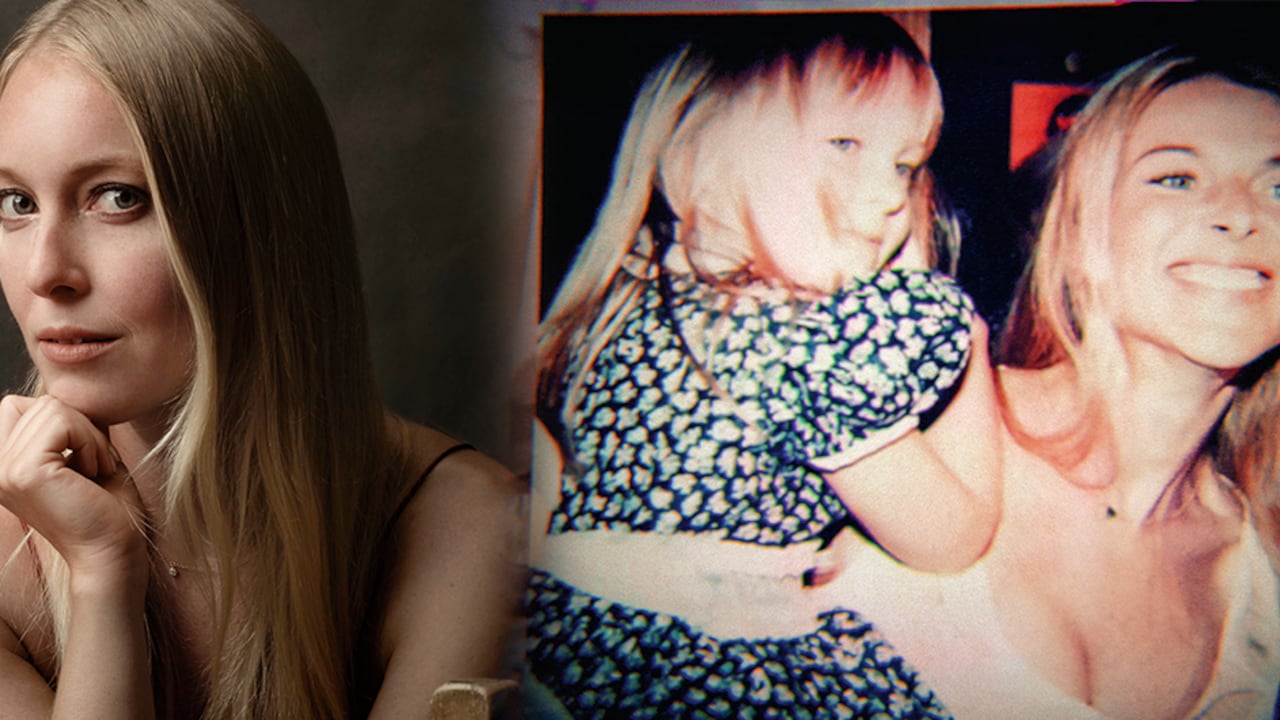 India entró a Nxivm por su mamá, Catherine Oxenberg, actriz de Dinastía, quien pensaba que se trataba de un grupo de autoayuda. Pero, una vez cayó en la cuenta, hizo hasta lo imposible por sacar a su hija de las garras de la secta.