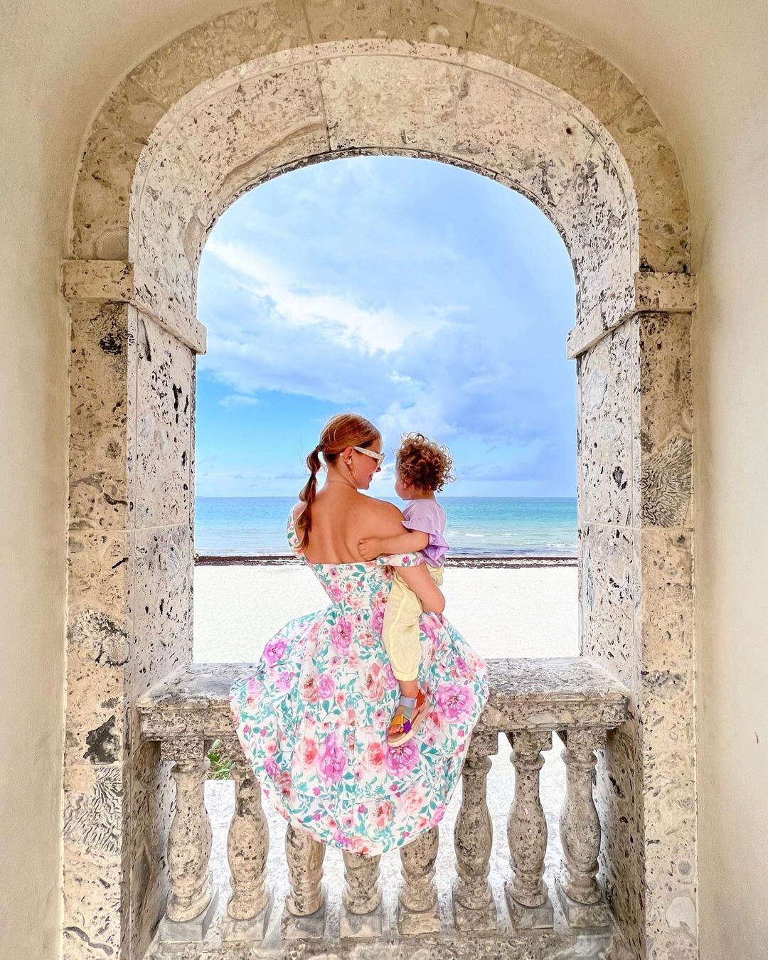 Maythe González junto a su hija.