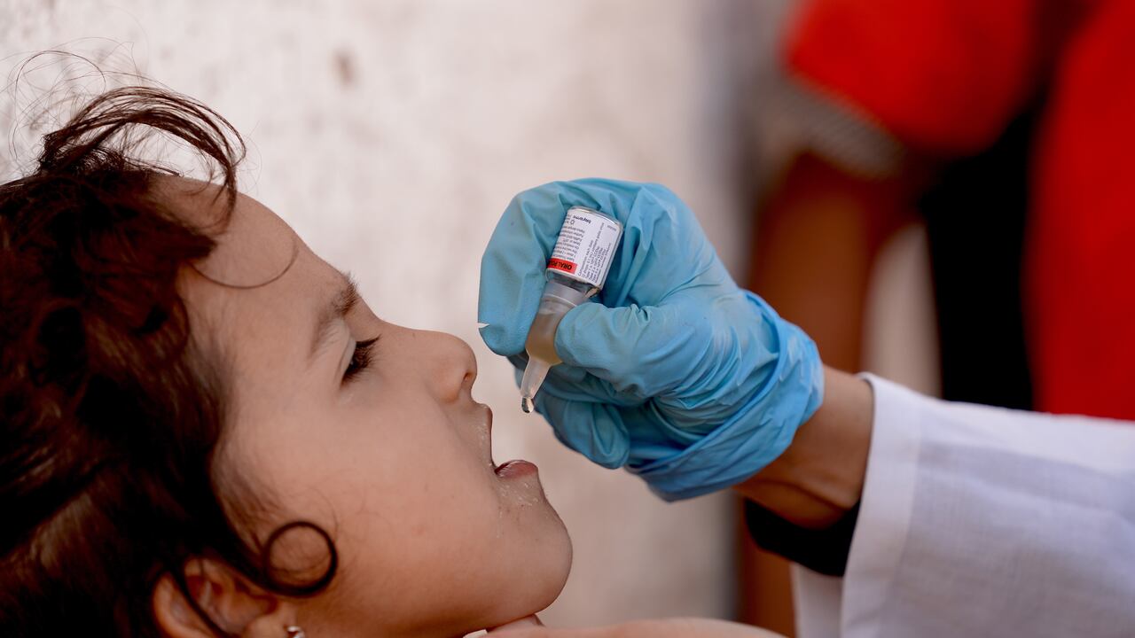 Hoy en día, a pesar de los esfuerzos mundiales por erradicar la poliomielitis, el virus sigue afectando a niños y adultos en zonas de Asia y África, según la Clínica Mayo.