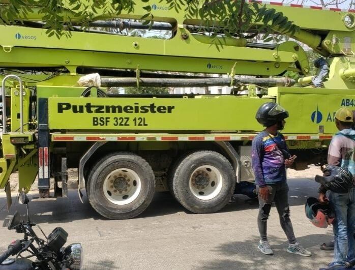 El camión y la moto involucrados en el accidente