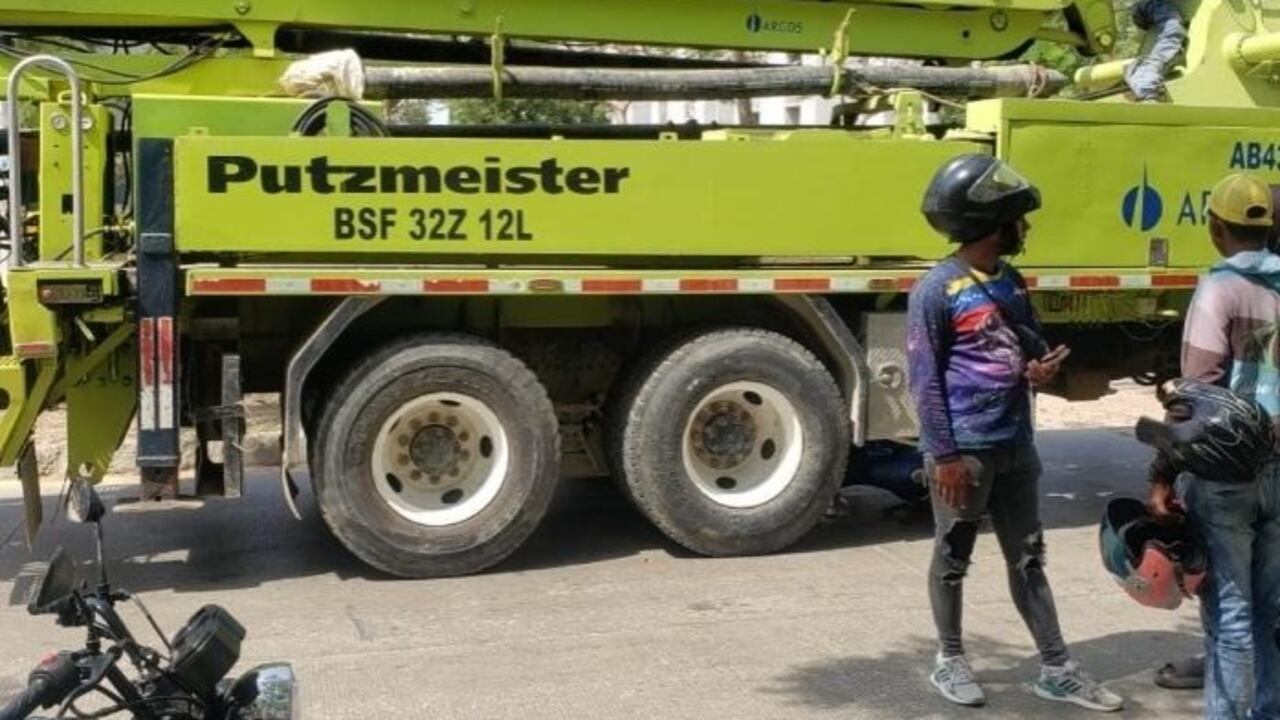 El camión y la moto involucrados en el accidente