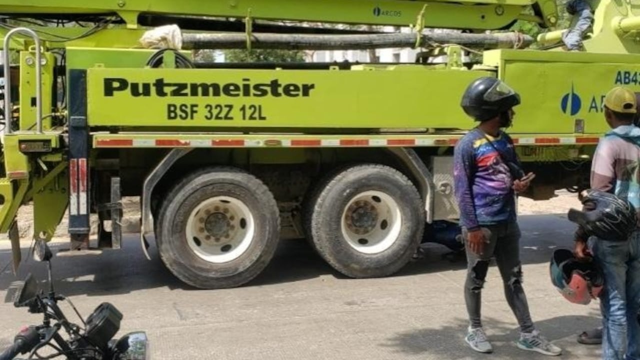 El camión y la moto involucrados en el accidente