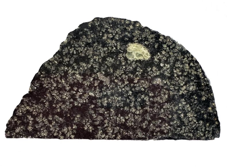 Los investigadores determinaron que el meteorito procede de un antiguo protoplaneta destruido en los orígenes del sistema solar.