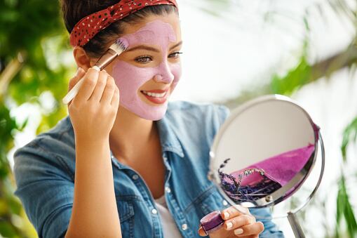 La vitamina K que cuenta la betabel mejora la microcirculación de la piel, evita las inflamaciones y con el tiempo, va mostrando un aspecto fresco y joven.