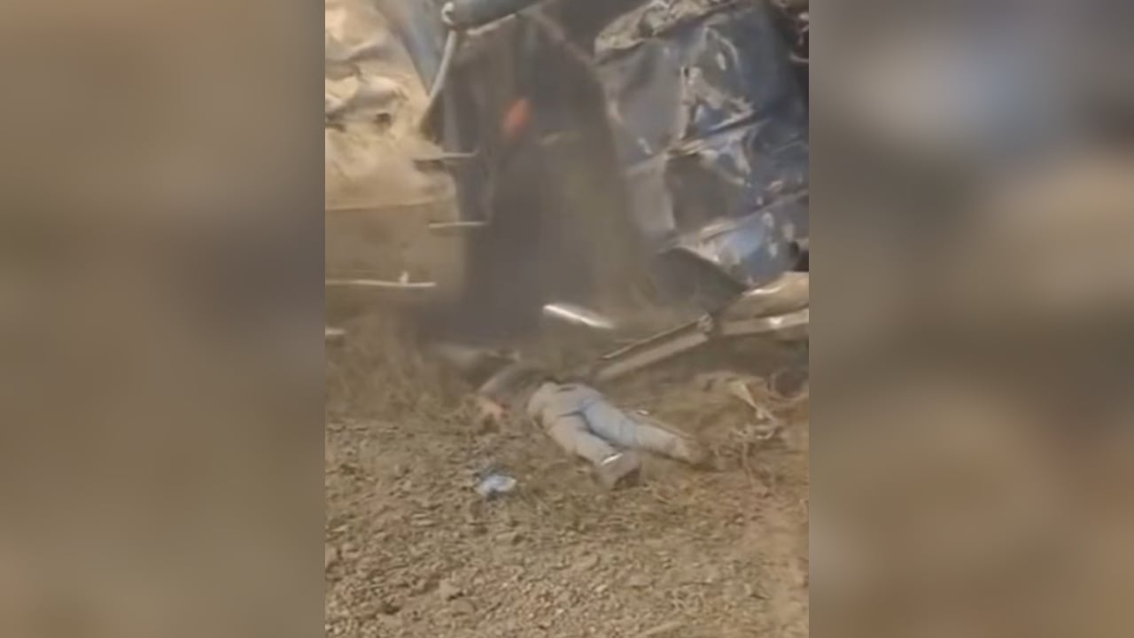 Los uniformados socorrieron al conductor después del choque.