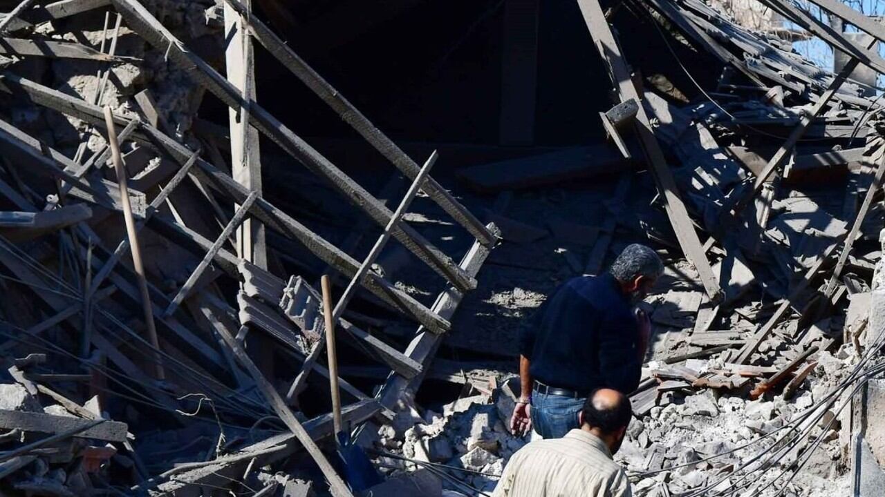 Así quedó un edificio en Damasco, Siria, tras un bombardeo de Israel en febrero de 2023