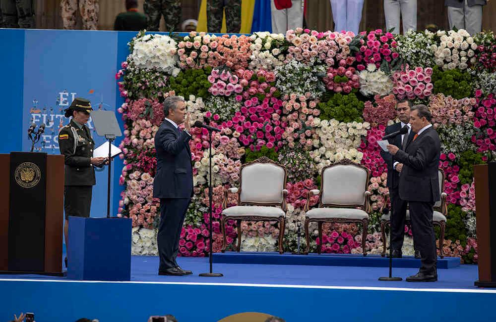 Iván Duque toma juramento frente al presidente del Senado, Ernesto Macías. Foto: Esteban Vega / SEMANA 