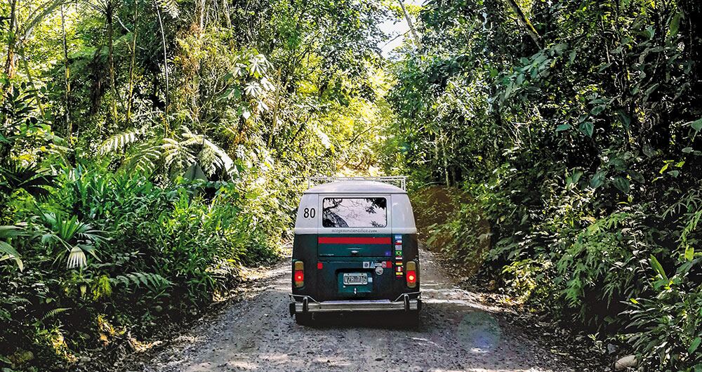 El vehículo en el que se desplazan Ana Salvador y Ángel Rivas