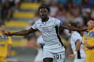 Duván Zapata celebrando el gol que anotó con el Atalanta, en la Serie A, ante el Frosinone