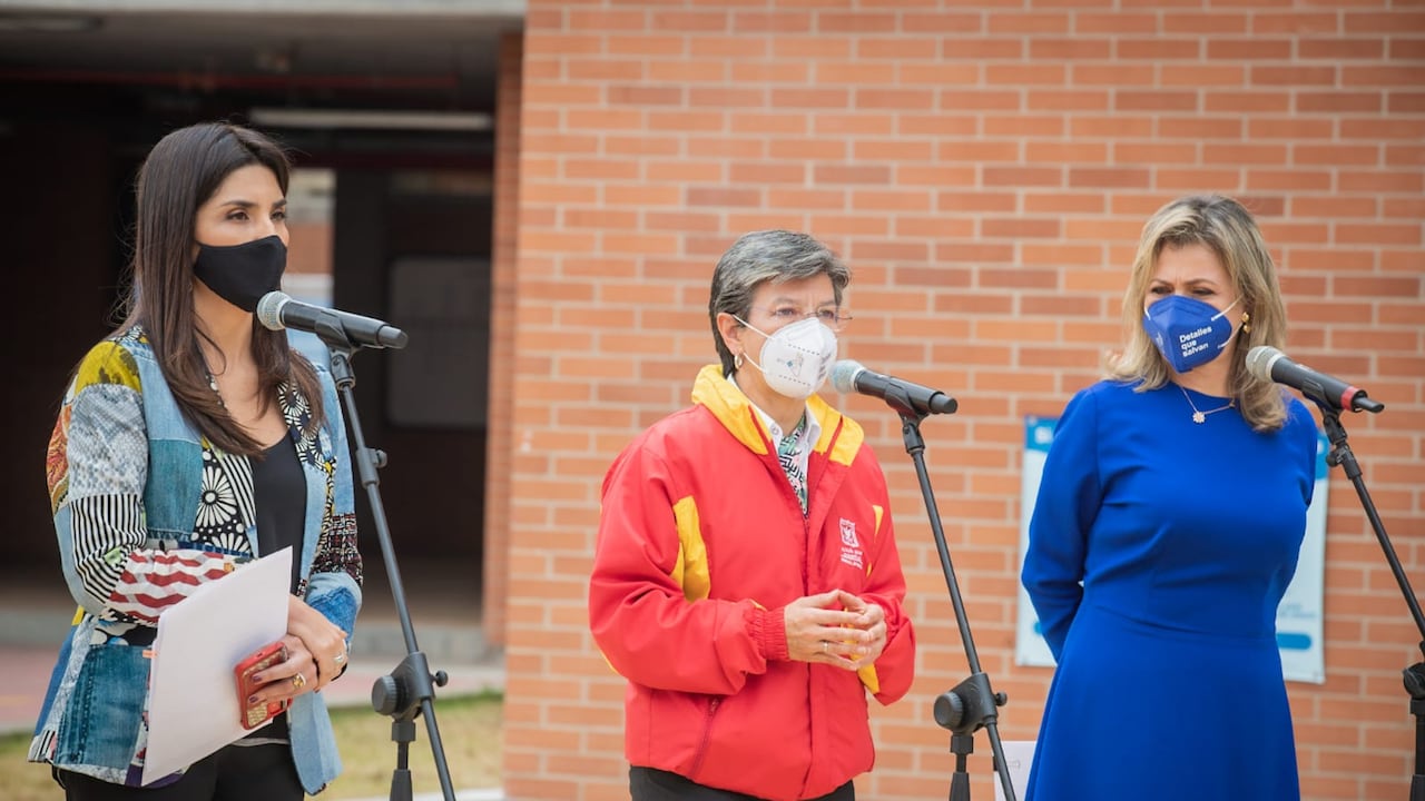Alcaldesa Claudia López en compañía de la ministra y la secretaria de Educación haciendo entrega de los colegios públicos en Bosa.