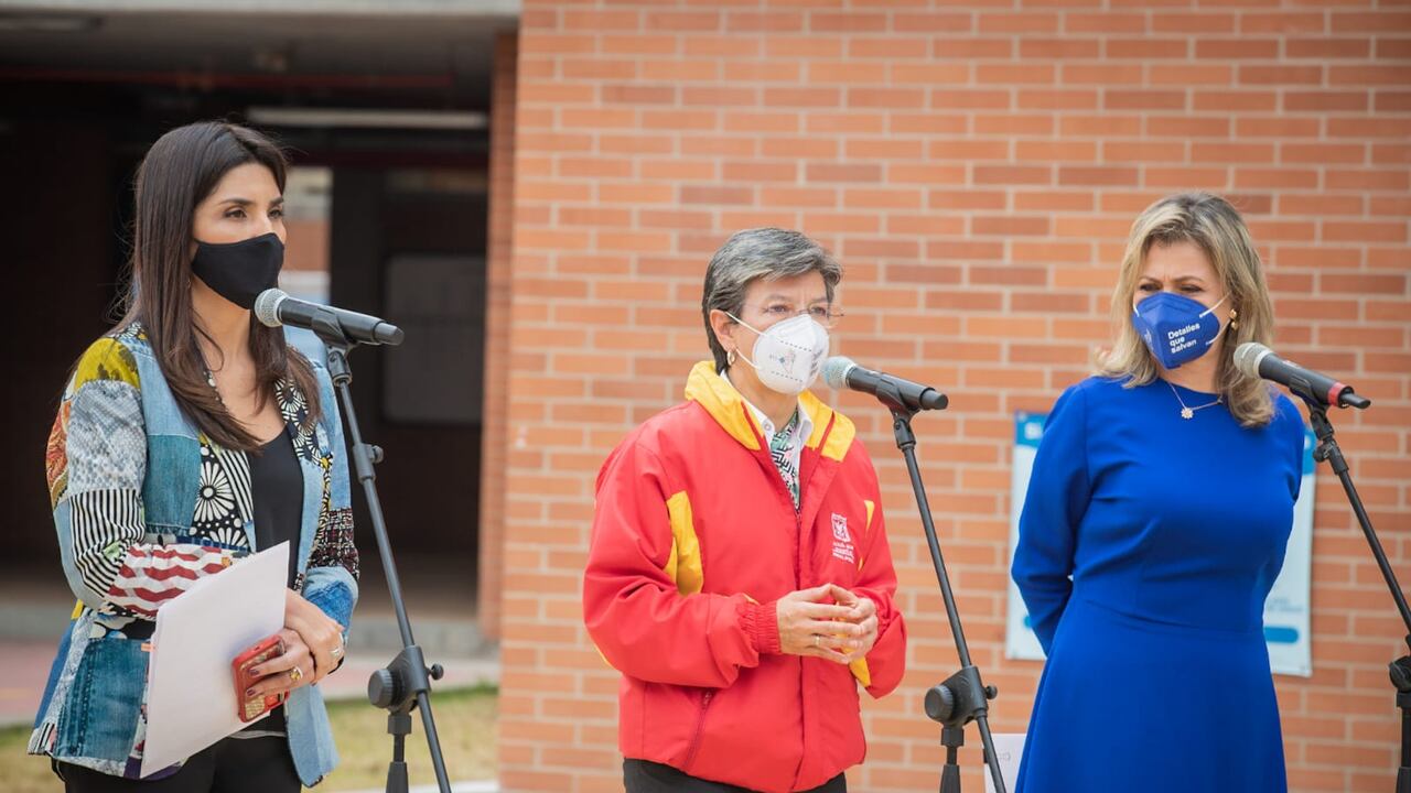Alcaldesa Claudia López en compañía de la ministra y la secretaria de Educación haciendo entrega de los colegios públicos en Bosa.