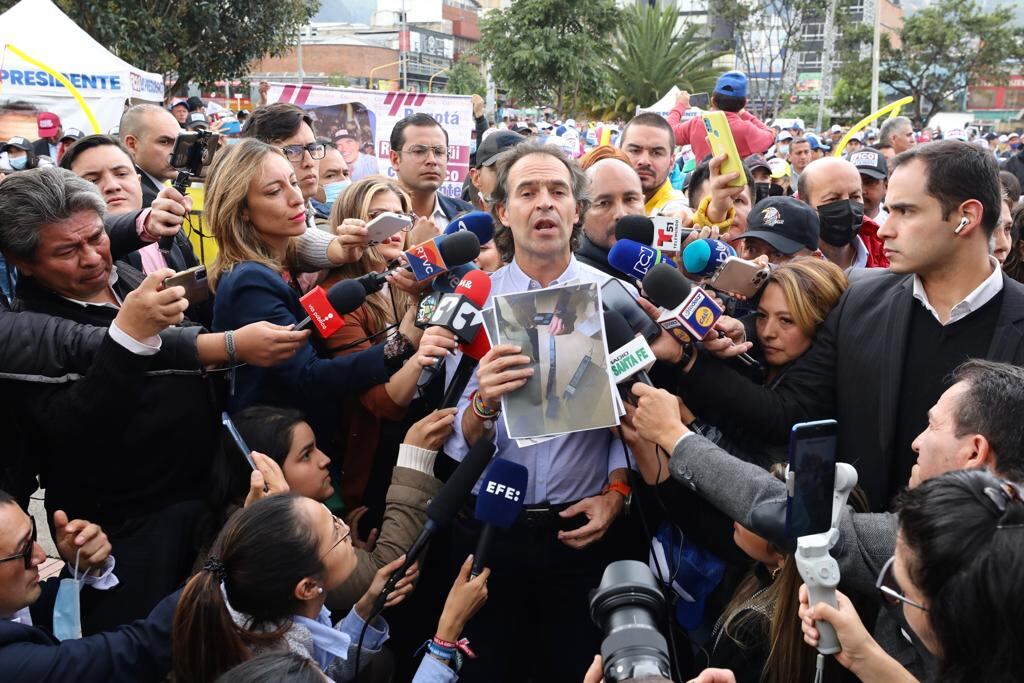 Federico Gutierrez rueda de prensa micrófonos