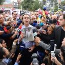 Federico Gutierrez rueda de prensa micrófonos