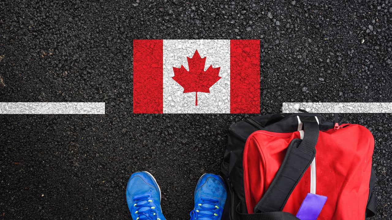 Cientos de personas buscan la residencia permanente vía estudios en Canadá.