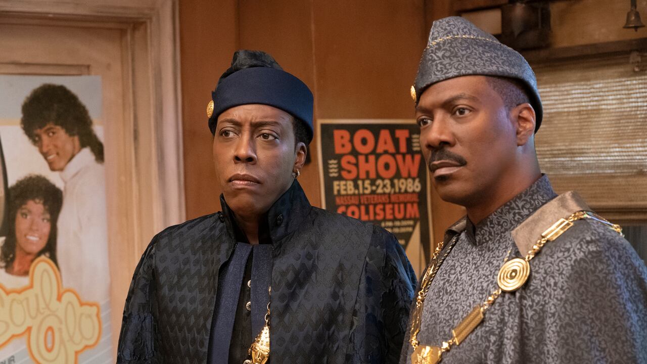 Arsenio Hall, izquierda, y Eddie Murphy en una escena de "Coming 2 America" (Quantrell D. Colbert/Paramount Pictures via AP)
